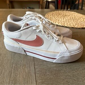 Nike legacy lift sneakers, White and Pink Sneakers Classic Low-Top Design